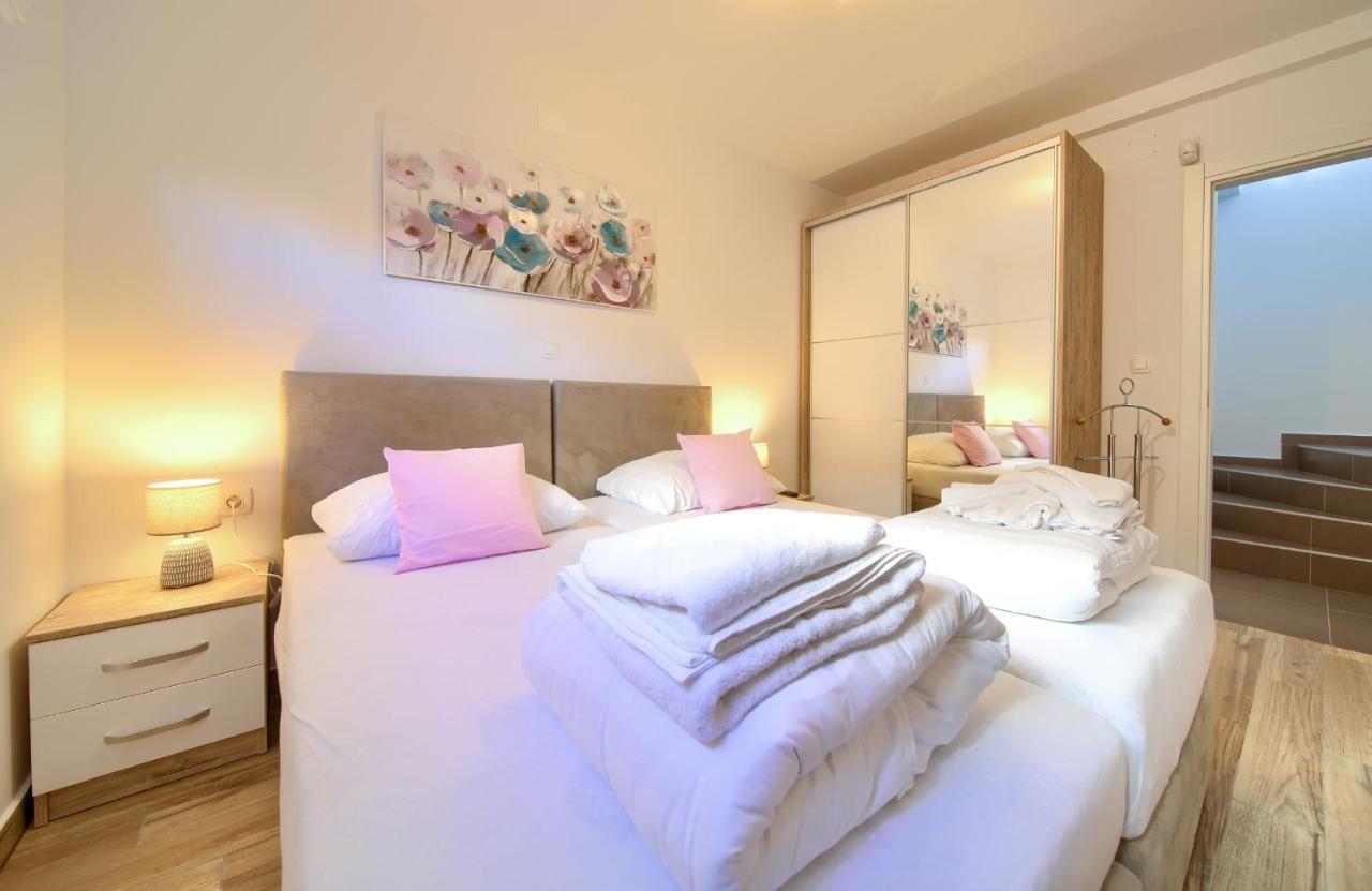 נייביצה Villa Solis Lacus Modern Apartment - Private Heated Pool - Smart Tv Sky X - Free Parking מראה חיצוני תמונה
