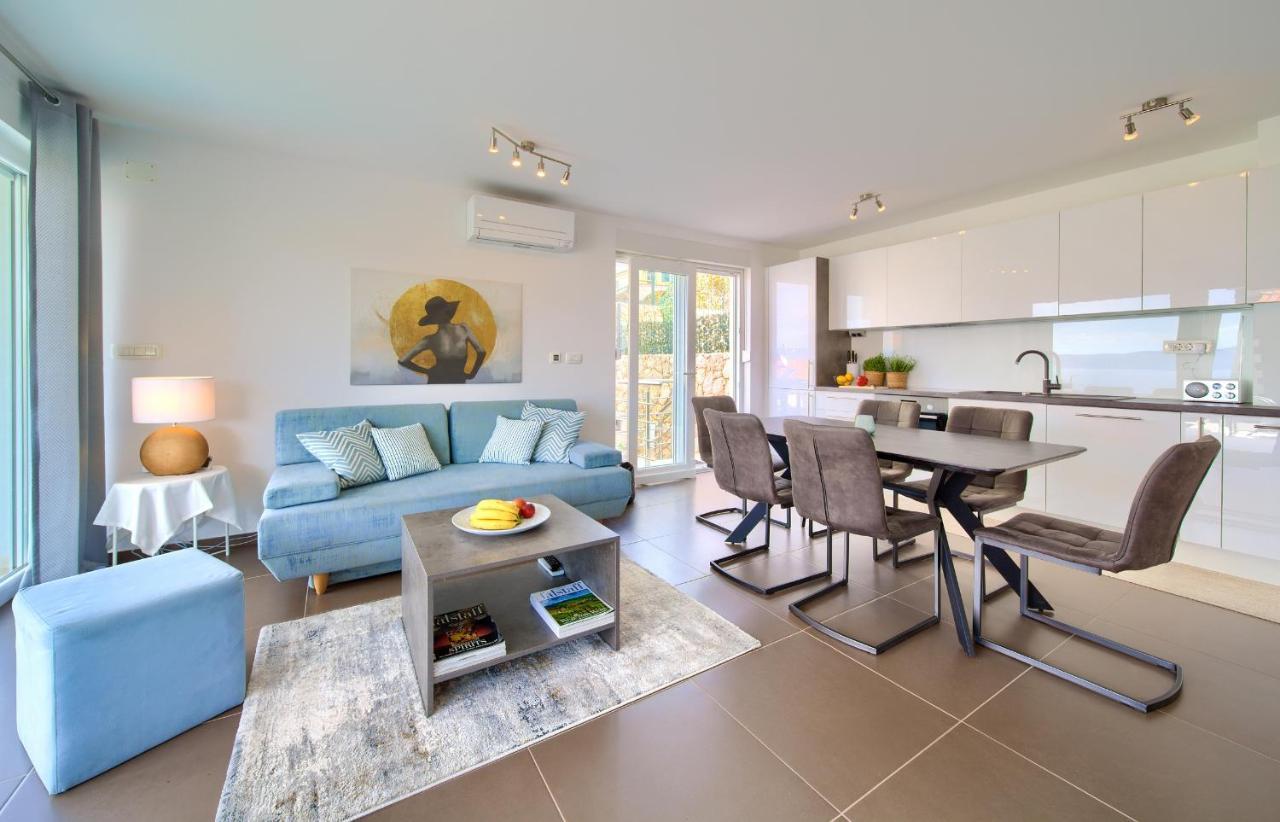 נייביצה Villa Solis Lacus Modern Apartment - Private Heated Pool - Smart Tv Sky X - Free Parking מראה חיצוני תמונה