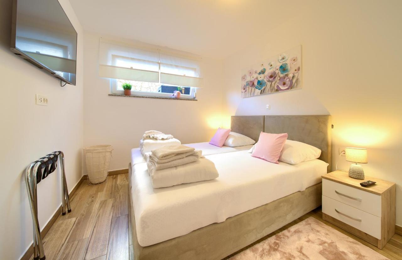 נייביצה Villa Solis Lacus Modern Apartment - Private Heated Pool - Smart Tv Sky X - Free Parking מראה חיצוני תמונה