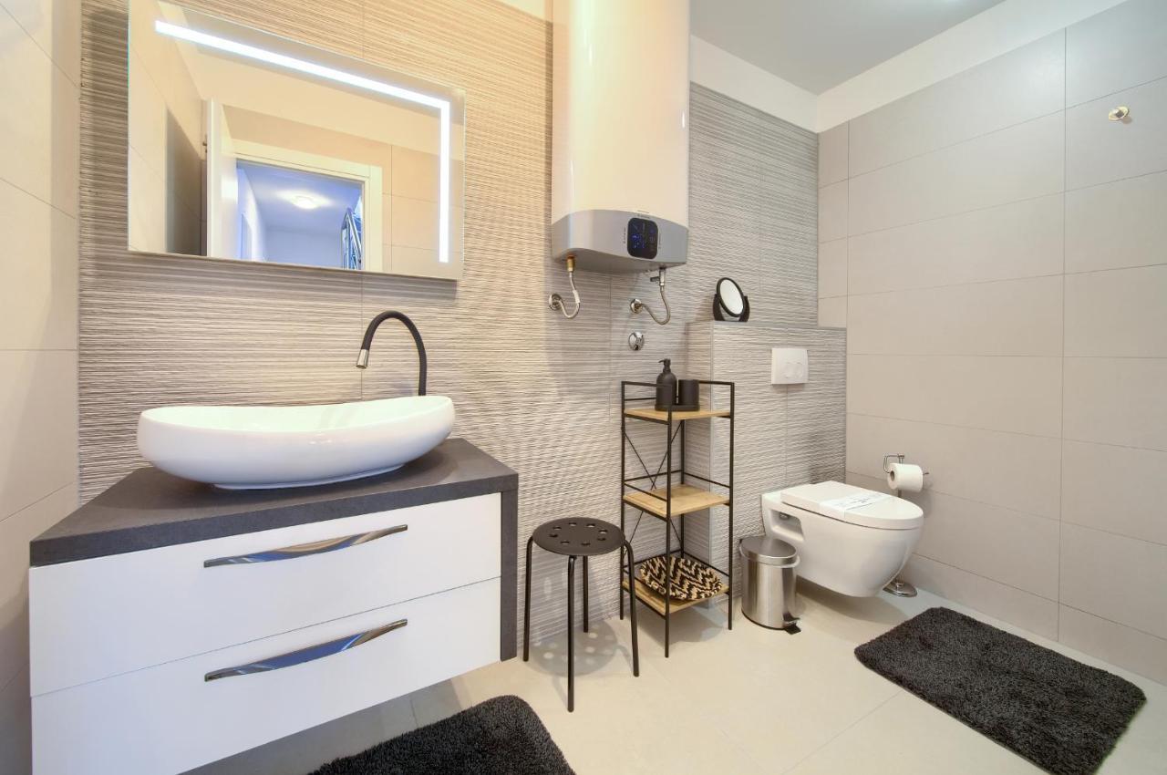 נייביצה Villa Solis Lacus Modern Apartment - Private Heated Pool - Smart Tv Sky X - Free Parking מראה חיצוני תמונה