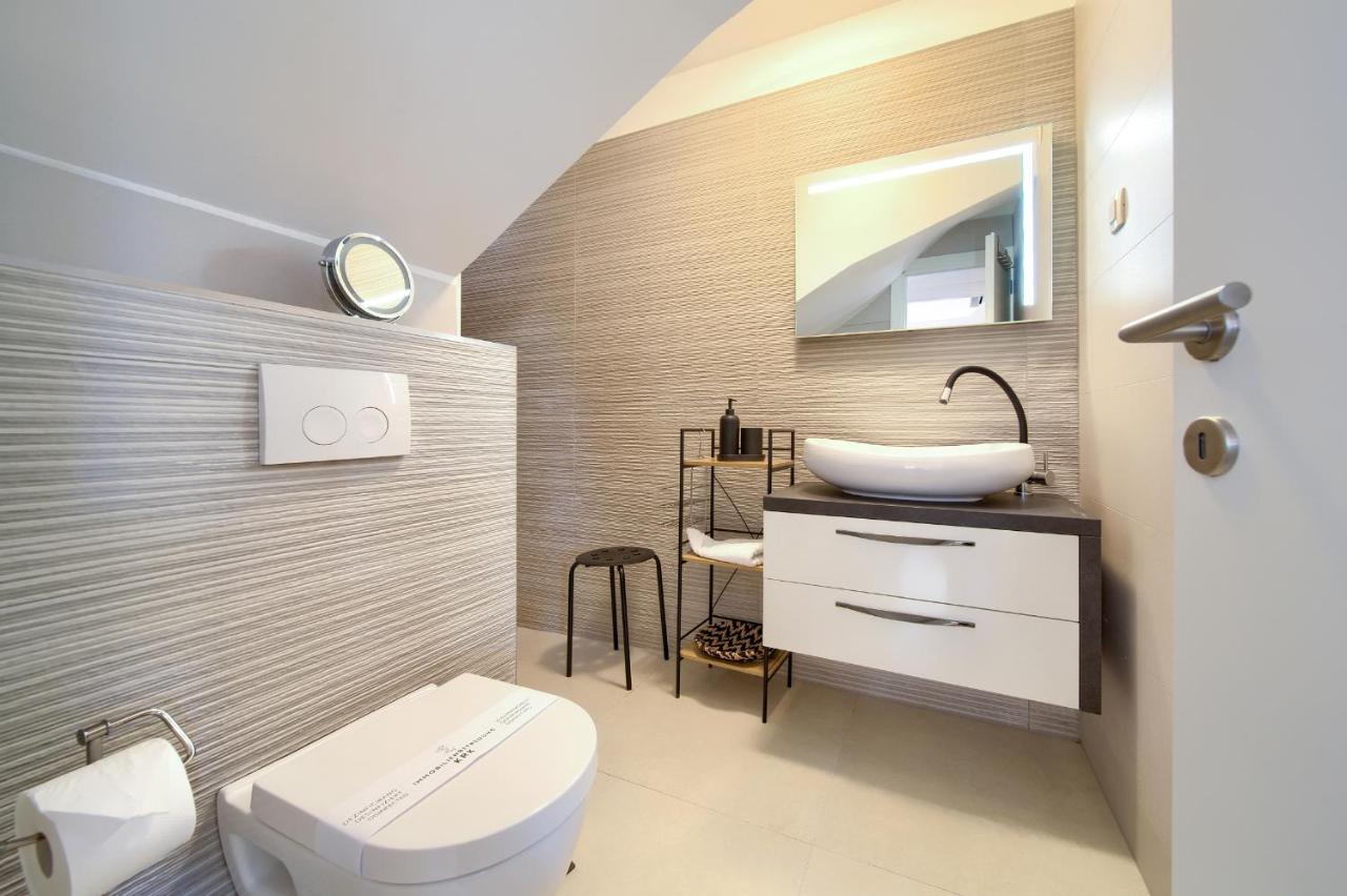 נייביצה Villa Solis Lacus Modern Apartment - Private Heated Pool - Smart Tv Sky X - Free Parking מראה חיצוני תמונה